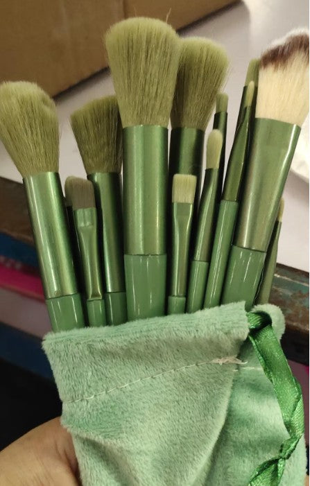 The Everyday Flawless: 13 Essential Makeup Brushes for Effortless Beauty (Cruelty-Free & Vegan)